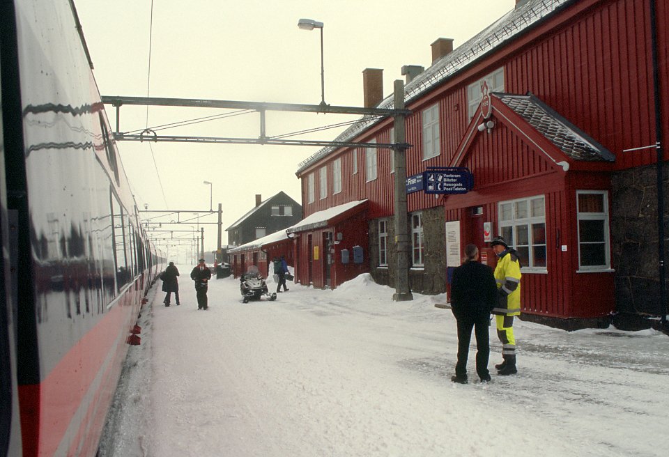 Train Oslo-Bergen en gare de Finse